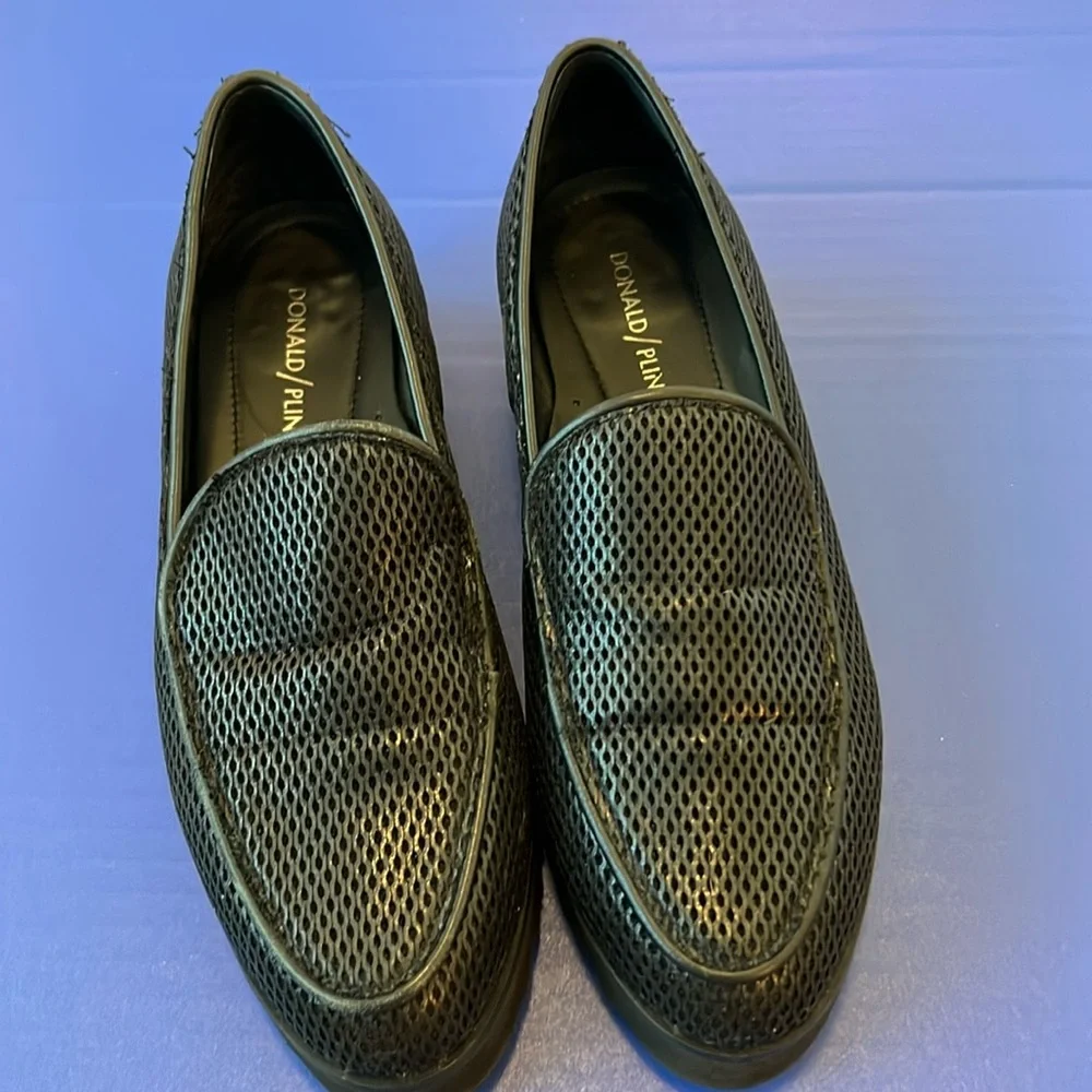 Women’s Donald J Pilner‎ Black Leather loafers Size 6.5 M -flawed